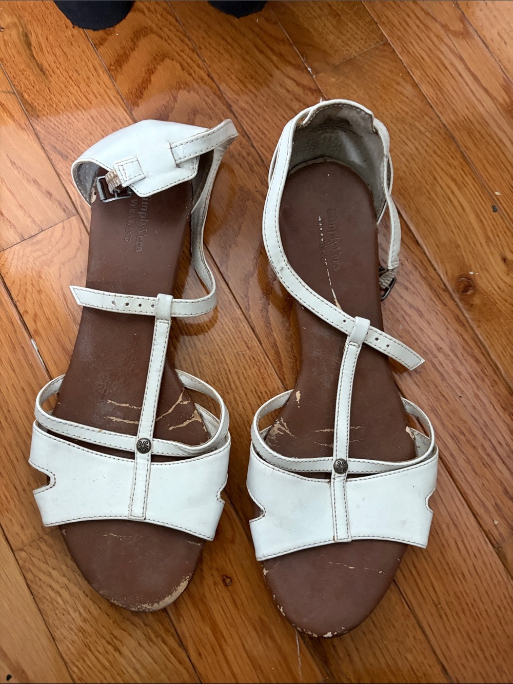 Simply Vera Vera Wang White T-Strap Leather Sandals